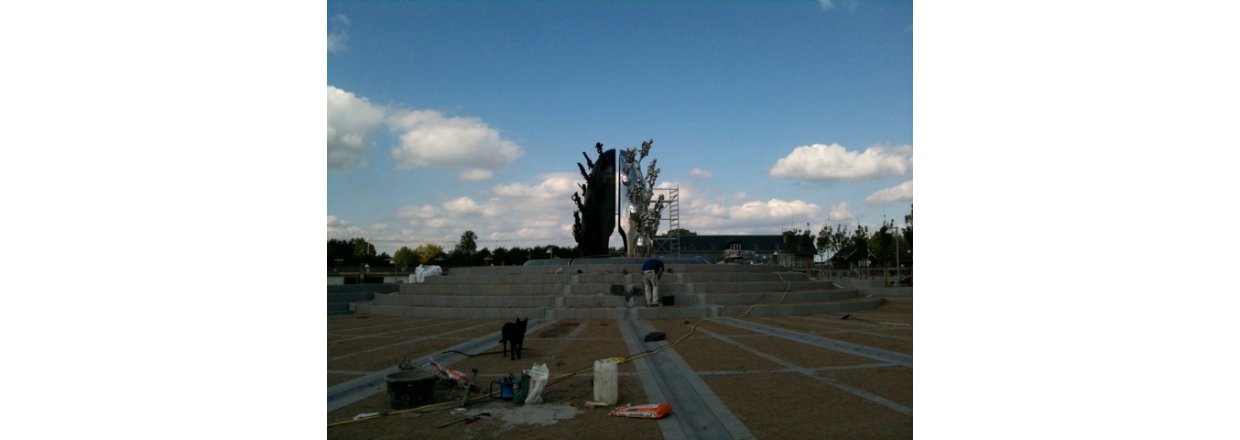 Opstning af Bjrn Nrgaard skulptur 