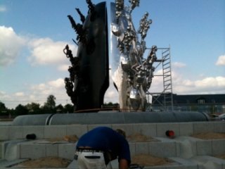 Opstning af Bjrn Nrgaard skulptur 