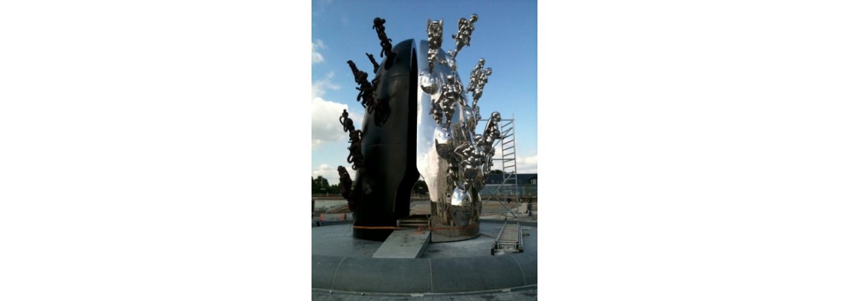 Opstning af Bjrn Nrgaard skulptur 