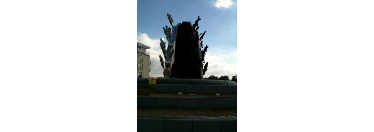 Opstning af Bjrn Nrgaard skulptur 