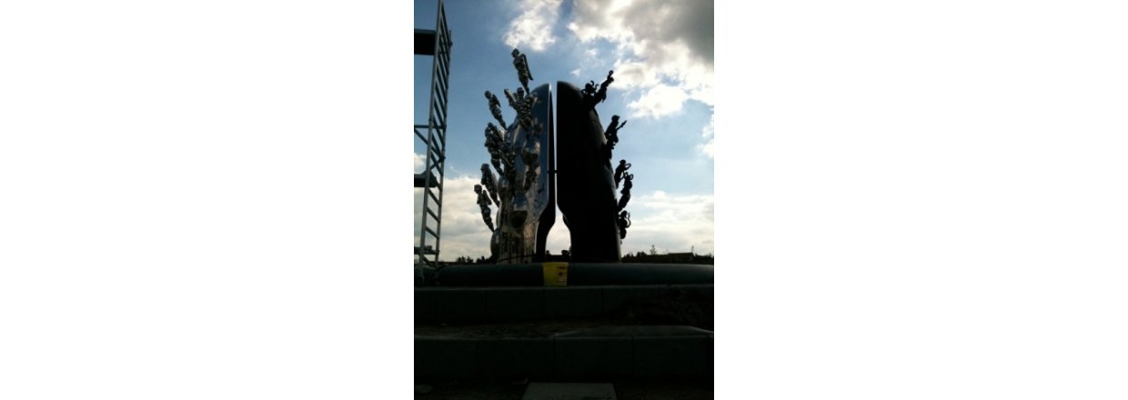 Opstning af Bjrn Nrgaard skulptur 