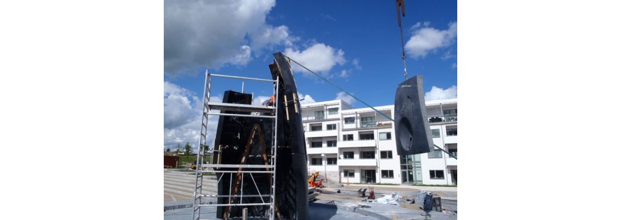 Opstning af Bjrn Nrgaard skulptur 