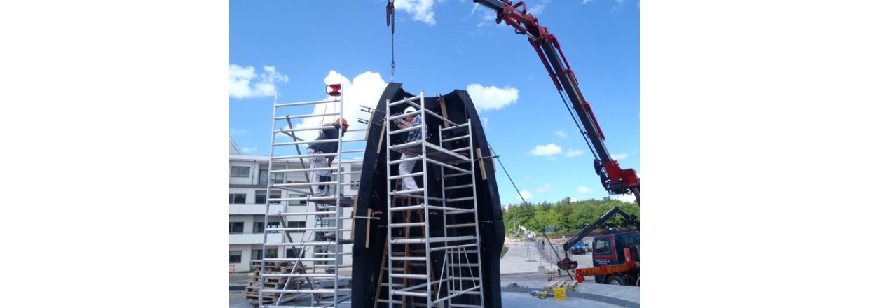 Opstning af Bjrn Nrgaard skulptur 