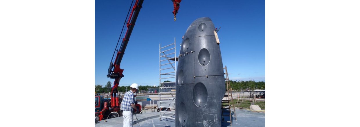 Opstning af Bjrn Nrgaard skulptur 