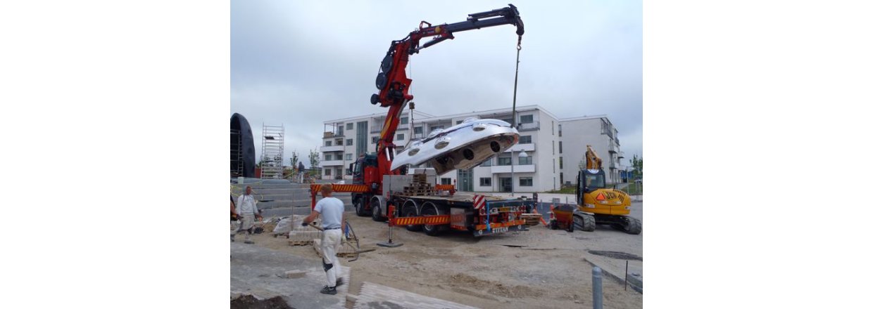 Opstning af Bjrn Nrgaard skulptur 