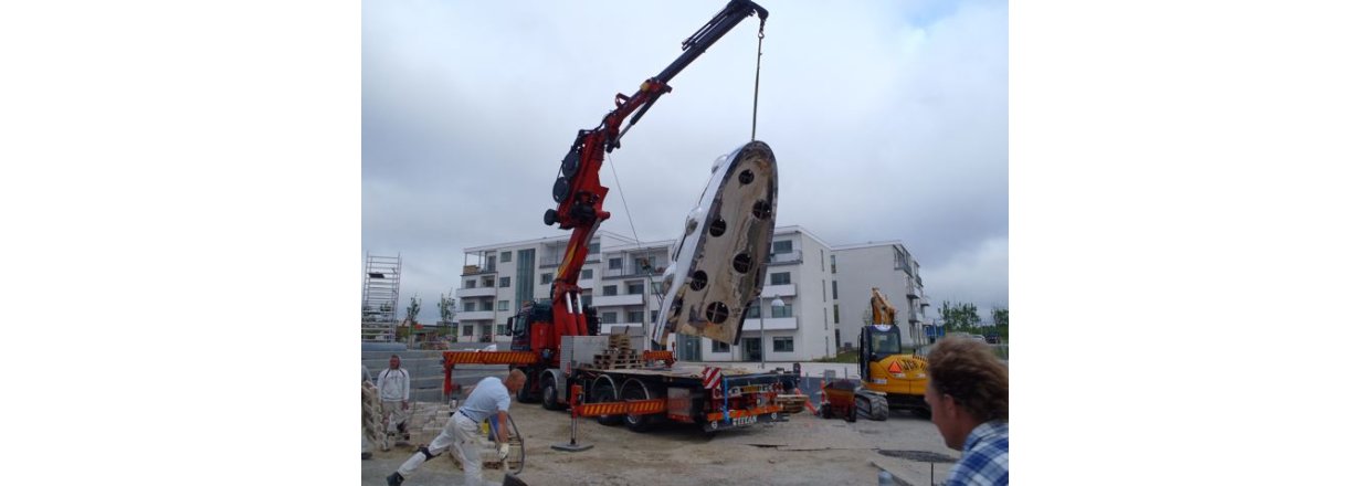 Opstning af Bjrn Nrgaard skulptur 
