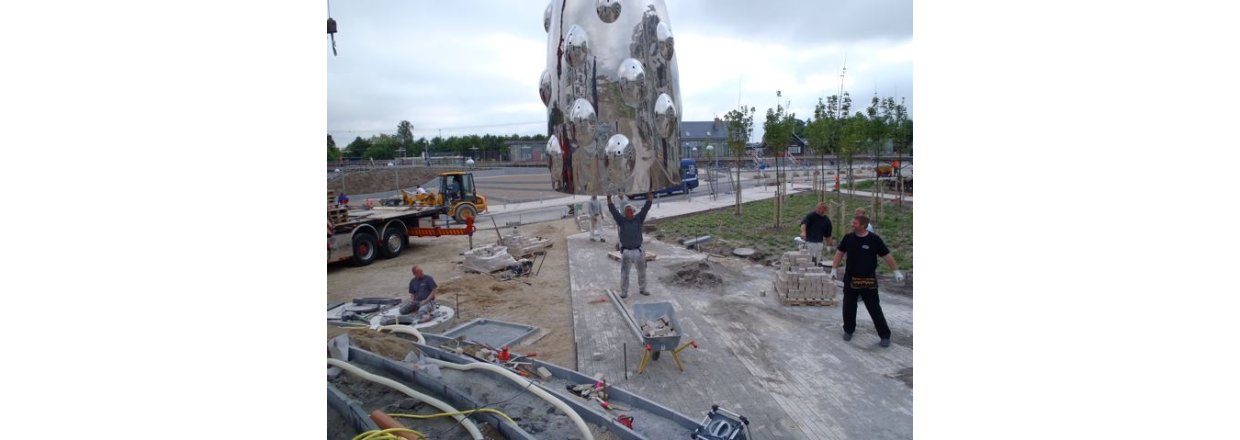 Opstning af Bjrn Nrgaard skulptur 