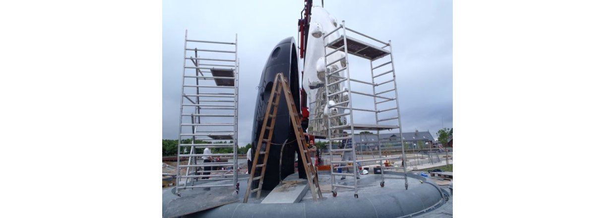 Opstning af Bjrn Nrgaard skulptur 