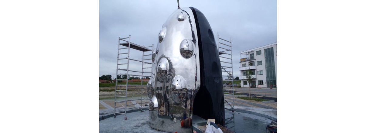 Opstning af Bjrn Nrgaard skulptur 