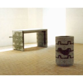 Stensbjerg Kirke, alter bord og d�befond